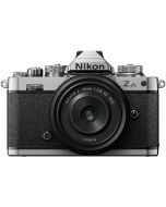 Nikon Z fc + Z 28/2.8 SE -systemkamera